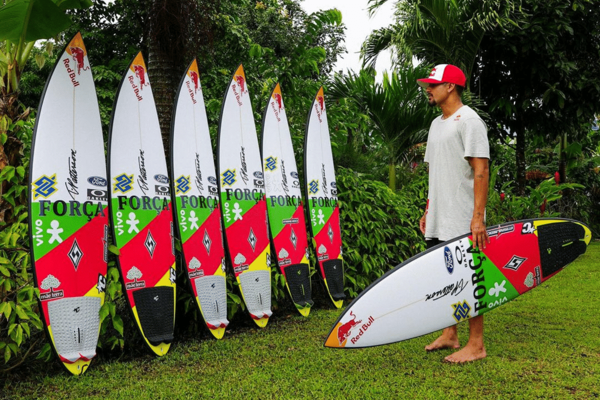 Italo Ferreira faz homenagem para o Rio Grande Do Sul em suas pranchas