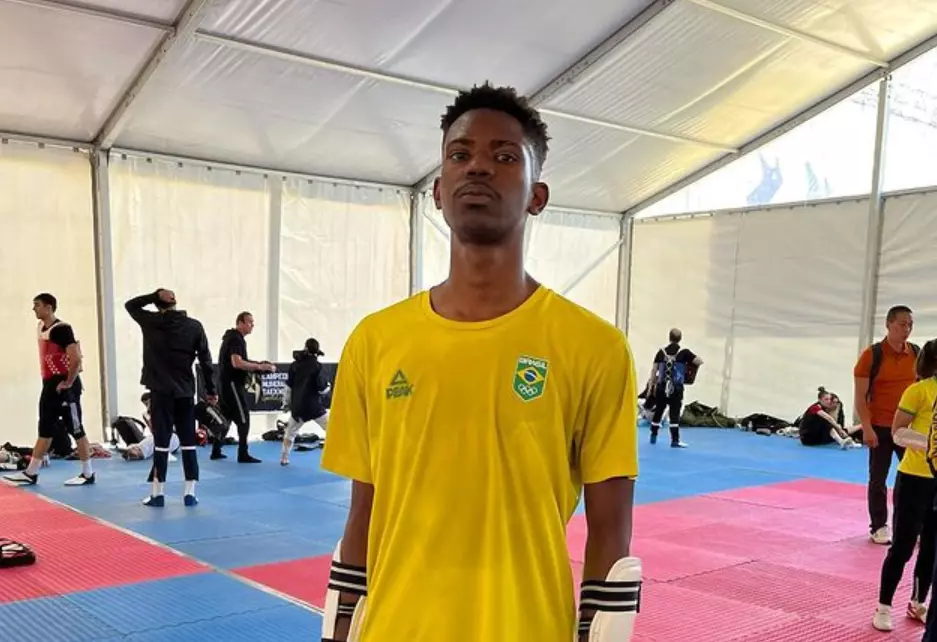 Lutador da Seleção de Taekwondo é vítima de racismo e leva uma voadora nas costas