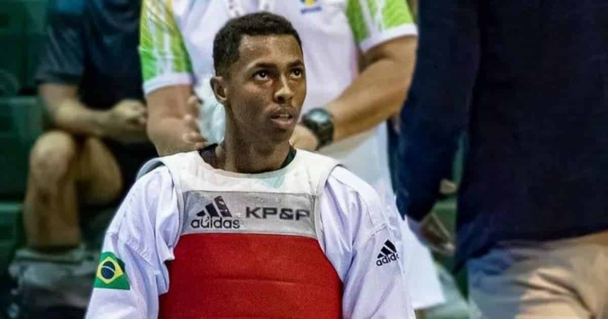 Lutador da Seleção de Taekwondo é vítima de racismo e leva uma voadora nas costas