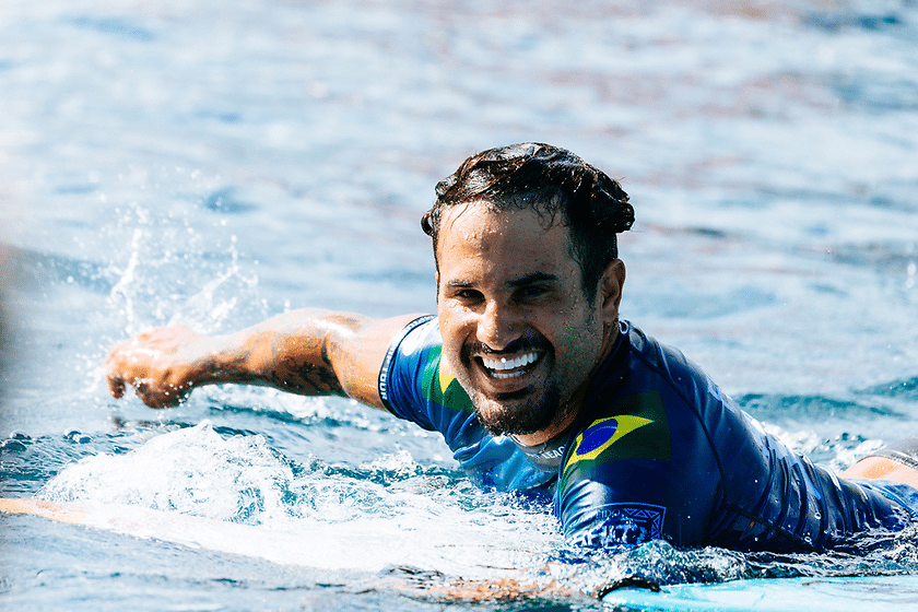 Italo Ferreira quebra maldição, bate John John Florence e é campeão em Teahupo’o