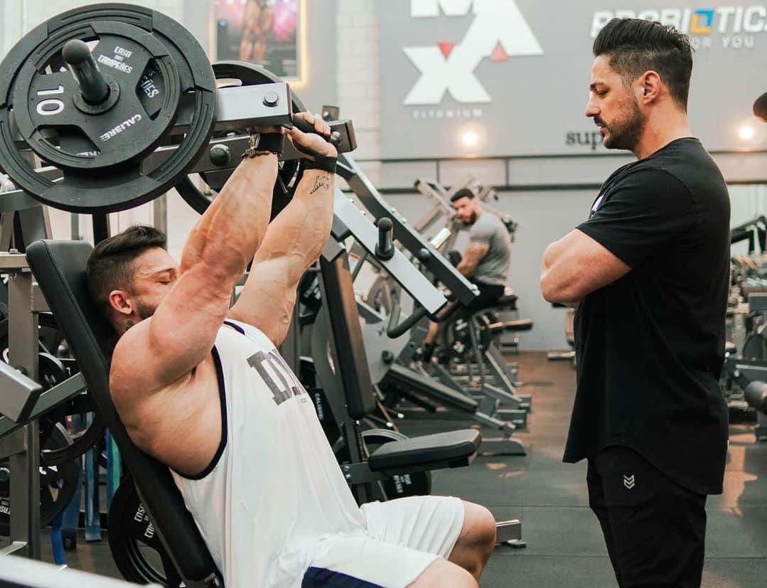 Quem pega mais no supino inclinado Chris Bumstead ou Ramon Dino (2)