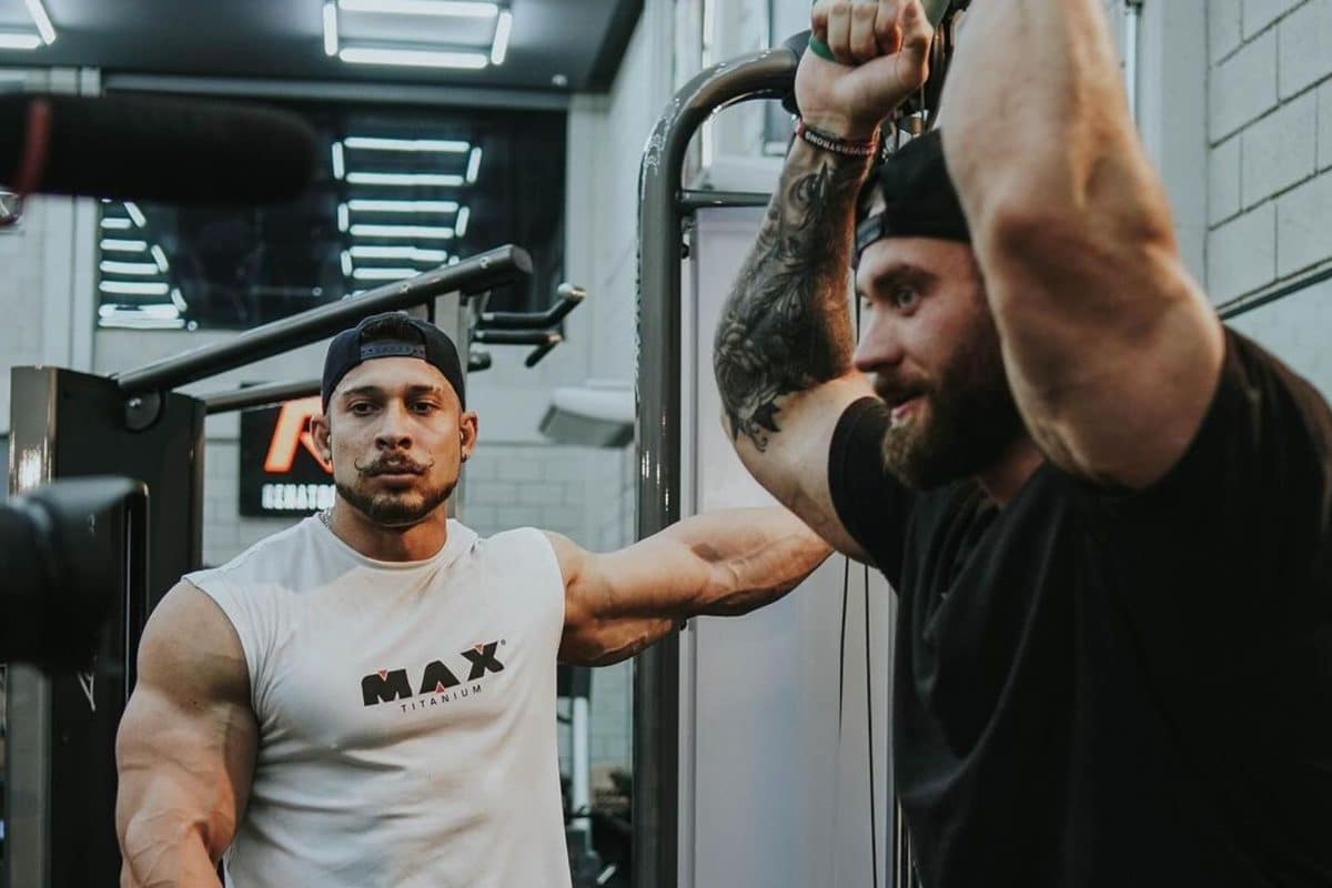 Quem pega mais no supino inclinado: Chris Bumstead ou Ramon Dino?