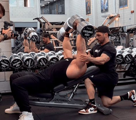 Ramon Dino bate recorde de Chris Bumstead