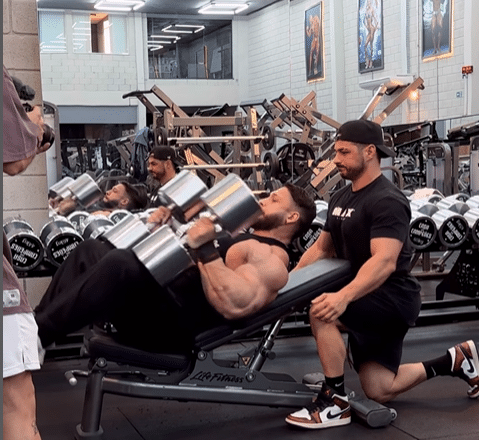 Ramon Dino bate recorde de Chris Bumstead