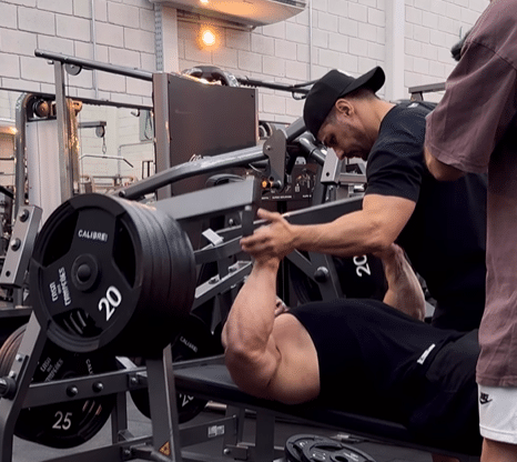 Ramon Dino bate recorde de Chris Bumstead