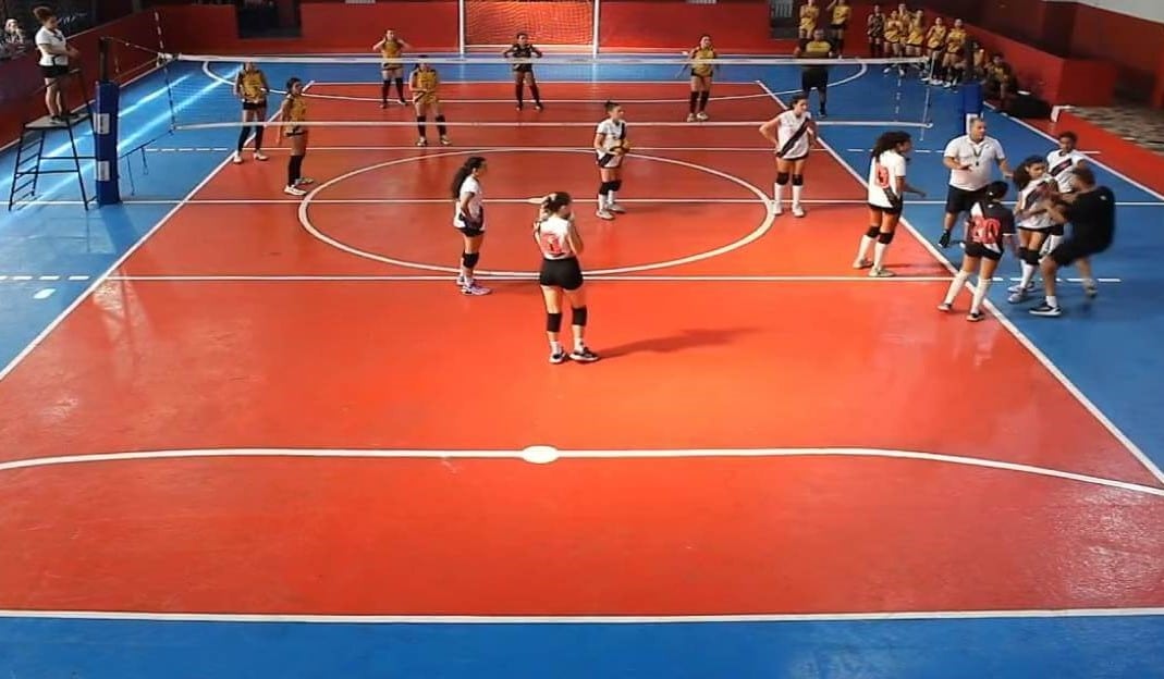 REVOLTANTE! Técnico do Vasco agride atleta em partida de vôlei