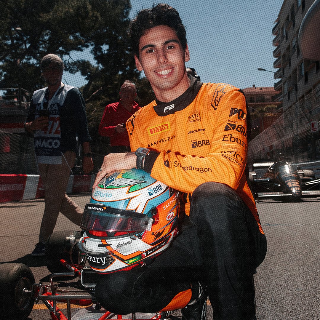 (Vídeo) Gabriel Bortoleto e McLaren incorporam Ayrton Senna em volta histórica em Mônaco