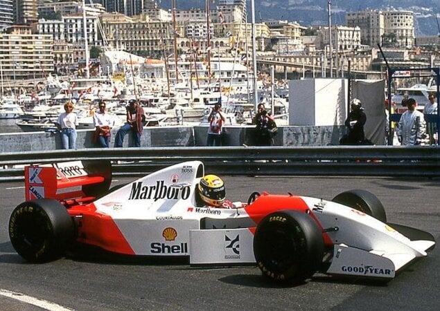 (Vídeo) Gabriel Bortoleto e McLaren incorporam Ayrton Senna em volta histórica em Mônaco