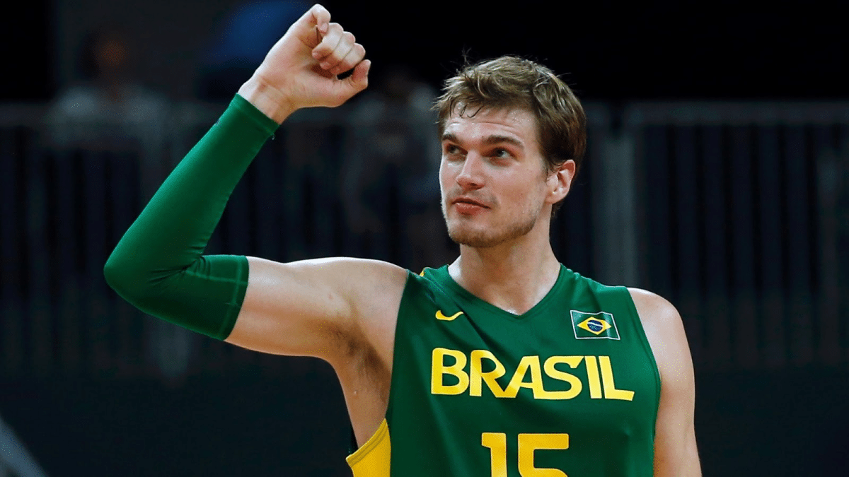 Tiago Splitter recebe homenagem histórica do Saski Baskonia