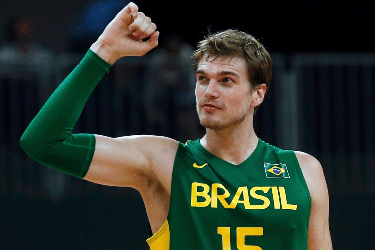 Tiago Splitter recebe homenagem histórica do Saski Baskonia