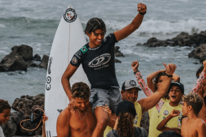Surfistas brasileiros assaltados! Atletas têm quarto invadido e itens furtados