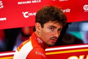 (Vídeo) Charles Leclerc critica Sainz publicamente e pilotos discutem em polêmica na Ferrari