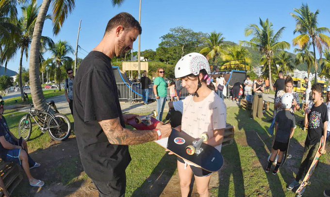 Bob Burnquist demonstra o porquê é ídolo em ação solidária para crianças cariocas