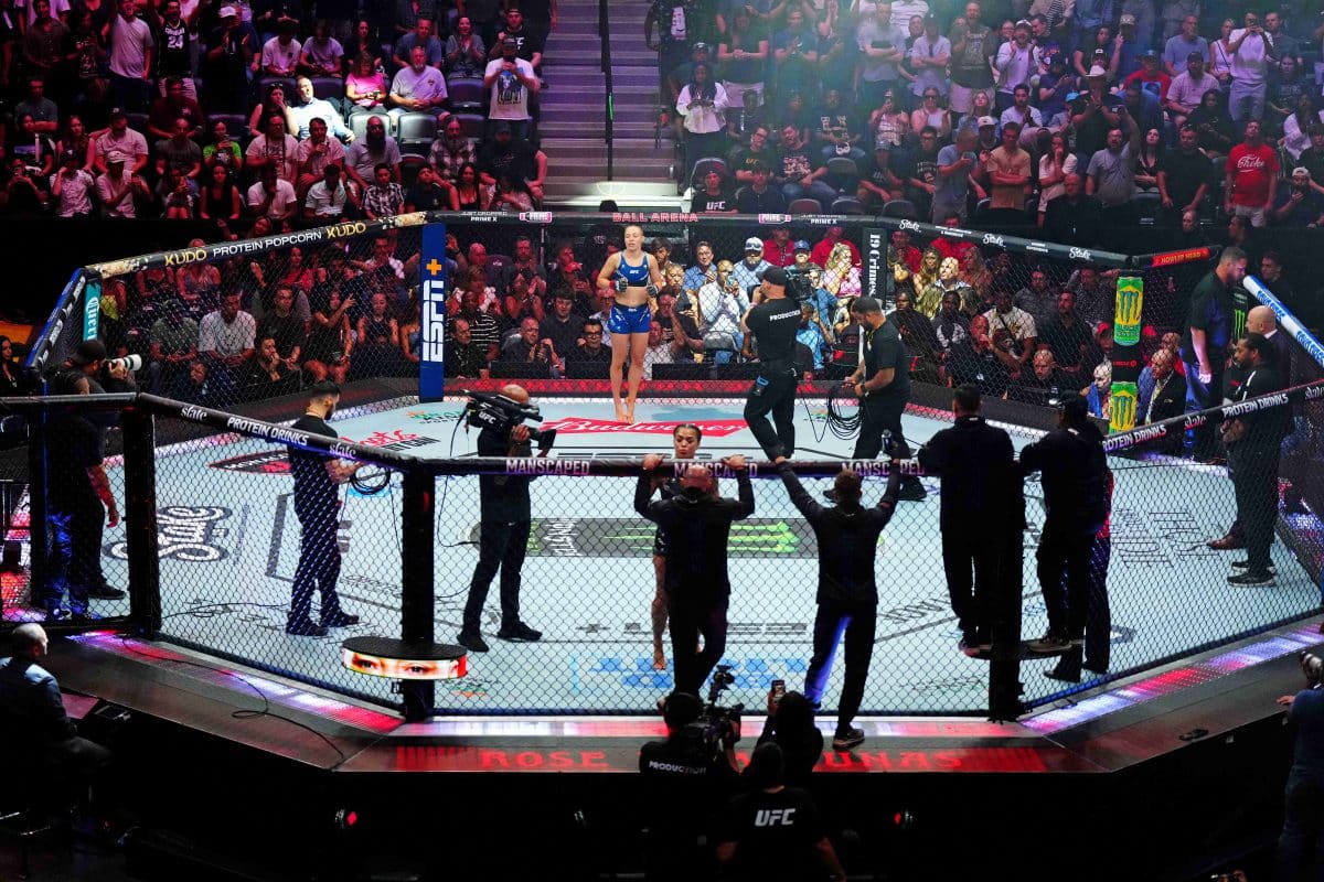 Rose Namajunas (luvas vermelhas) em luta contra Tracy Cortez durante o UFC Denver (Iconsport)
