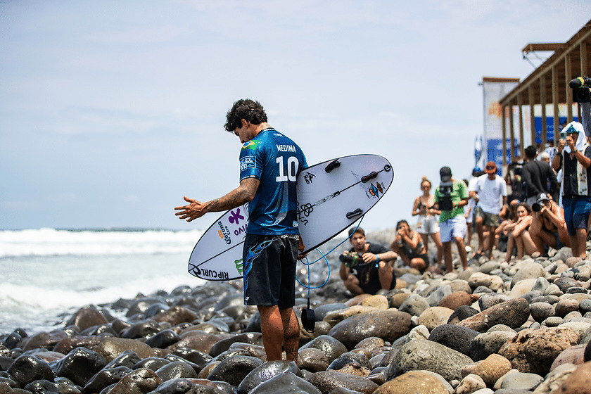 Subindo no ranking! Gabriel Medina leva susto em bateria, mas avança em El Salvador