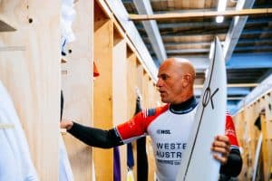 Kelly Slater faz anúncio oficial sobre último evento e brinca: “A não ser que…”