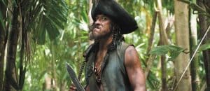 Surfista que participou da franquia Piratas do Caribe morre após ataque de tubarão