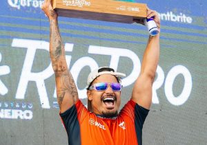 Italo Ferreira comemora título e faz aviso: “O objetivo final ainda tá distante”