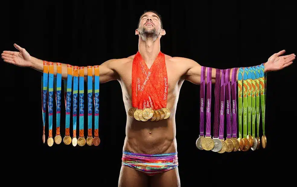 Michael Phelps posa com todas as suas medalhas em Jogos Olímpicos