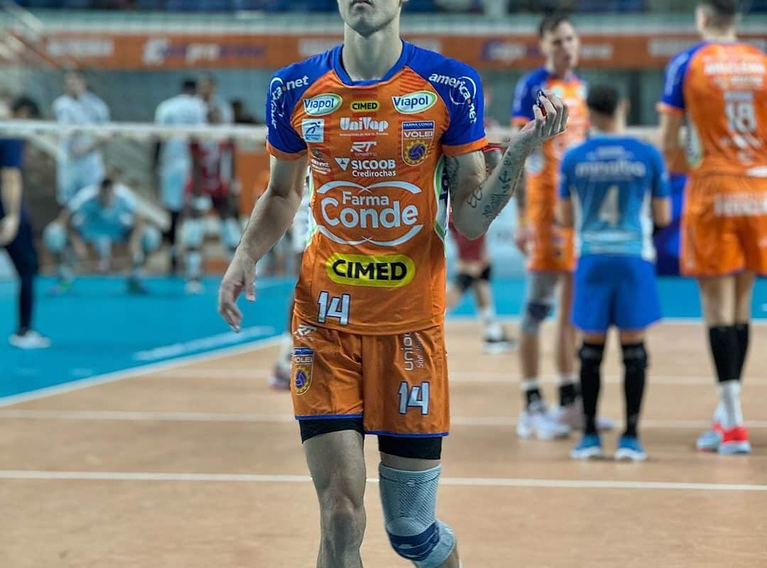 “O viado do time!” Douglas Souza fala a verdade sobre preconceito e homofobia no vôlei