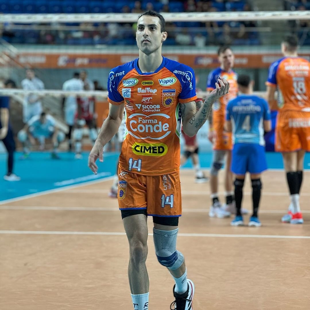 “O viado do time!” Douglas Souza fala a verdade sobre preconceito e homofobia no vôlei