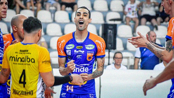 O viado do time! Douglas Souza fala a verdade sobre preconceito e homofobia no vôlei