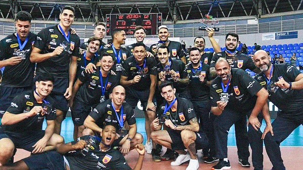 O viado do time! Douglas Souza fala a verdade sobre preconceito e homofobia no vôlei