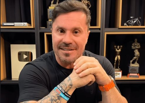 Perdeu a mão por dinheiro, Renato Cariani sofre onda de hate após novo patrocínio