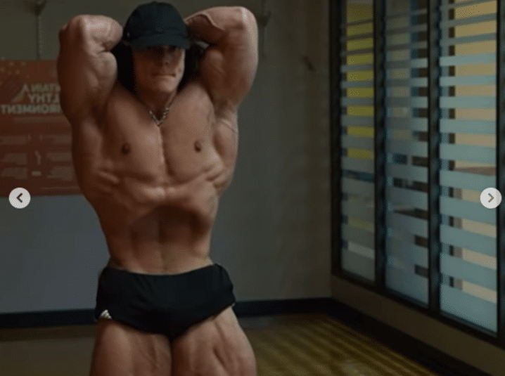 Sam Sulek mostra físico absurdo e crava data de estreia no fisiculturismo