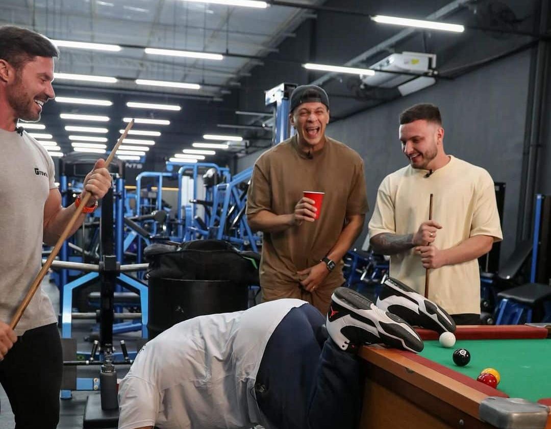 Selinho de Renato Cariani e Cocielo vira meme nas redes sociais