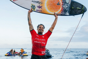 Título de Italo Ferreira tem festa com Medina ao som de astro do pop