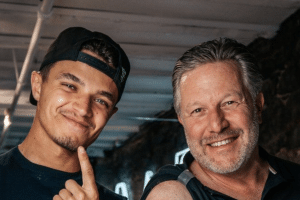 Zak Brown faz tatuagem em homenagem à 1ª vitória de Lando Norris na Fórmula 1
