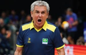 Dor de cabeça para Zé Roberto Guimarães? Jogadora sai chorando após duelo com a Tailândia