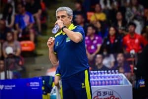 Acabou com o jogo! Zé Roberto Guimarães exalta craque do Japão na derrota da VNL