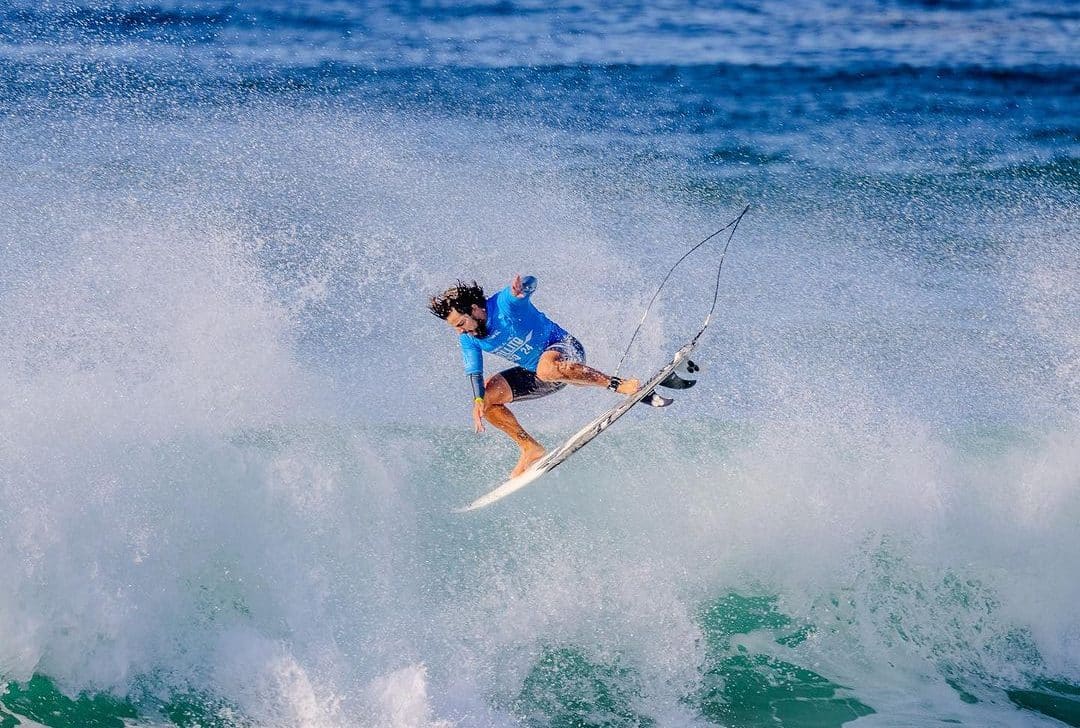 Brasileiro é campeão de etapa da WSL e faz homenagem EXÓTICA ao seu pai