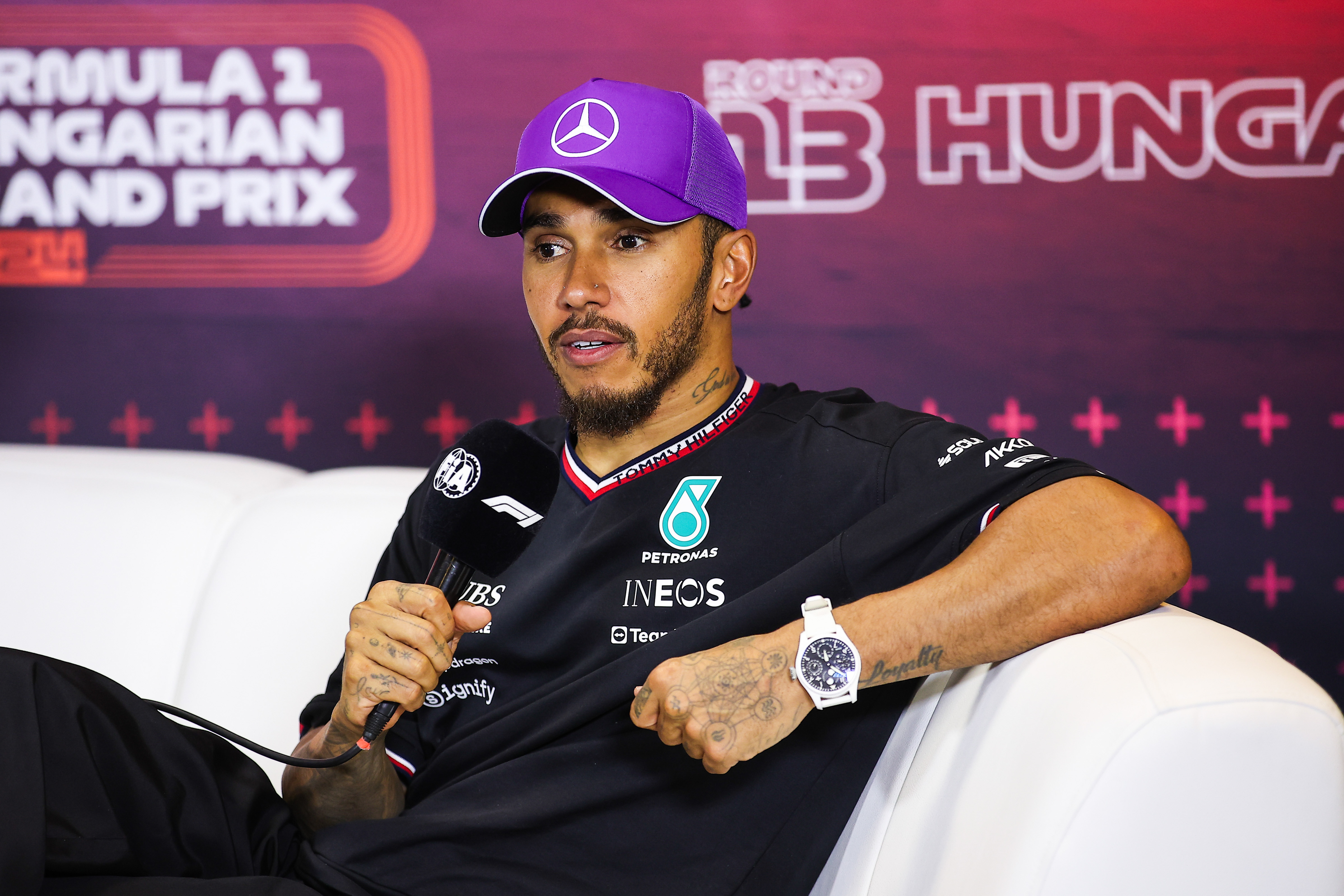 Lewis Hamilton detona postura de Max Verstappen: “Não é assim que um campeão…”