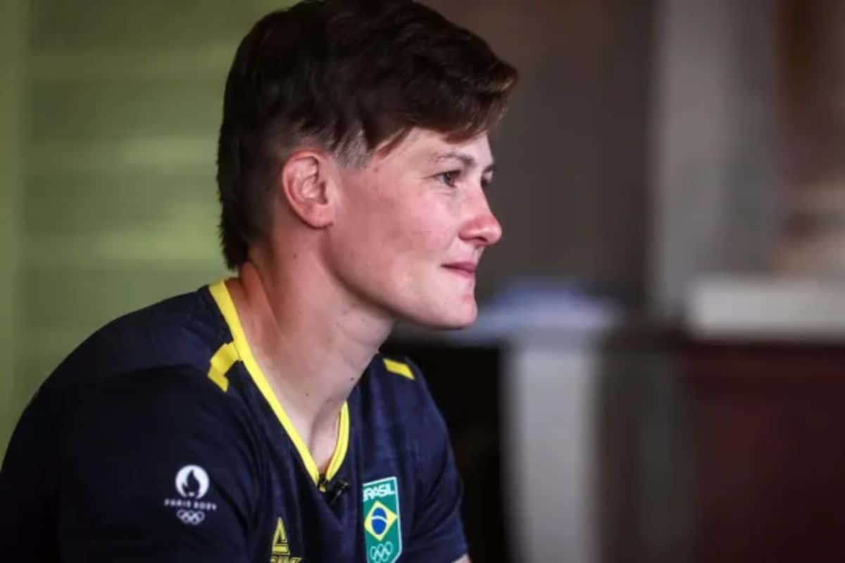 [EXCLUSIVA] Porta-bandeira do Brasil, Raquel Kochhann manda recado: Brasil não é só o país do futebol