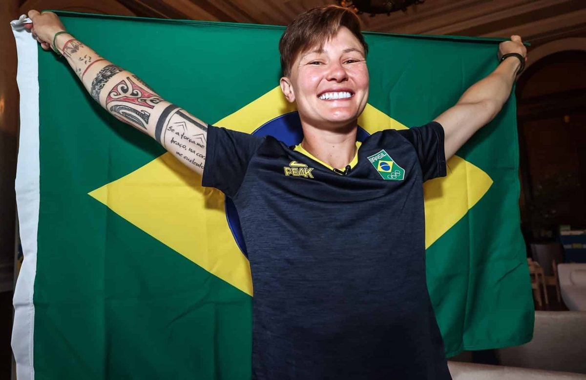 [Exclusiva] Porta-bandeira do Brasil, Raquel Kochhann manda recado: “Não é só o país do futebol”