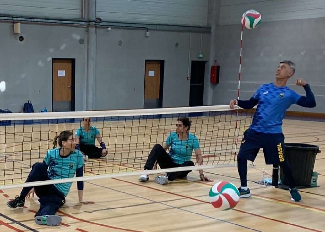 Fernando Guimarães em treino da Seleção Brasileira feminina de vôlei sentado (Reprodução/Instagram @fernandoguimaraescavalo)