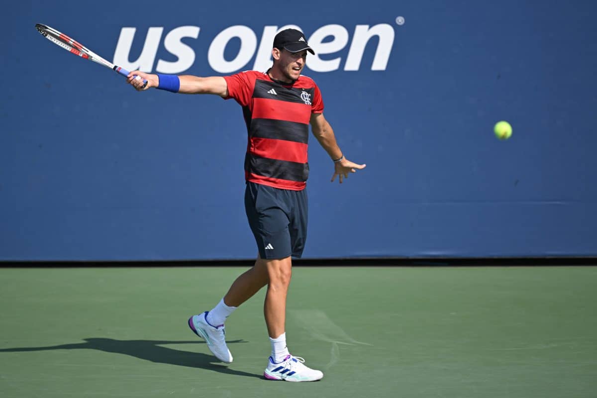 Tenista que venceu Federer, Nadal e Djokovic aparece usando a camisa do Flamengo
