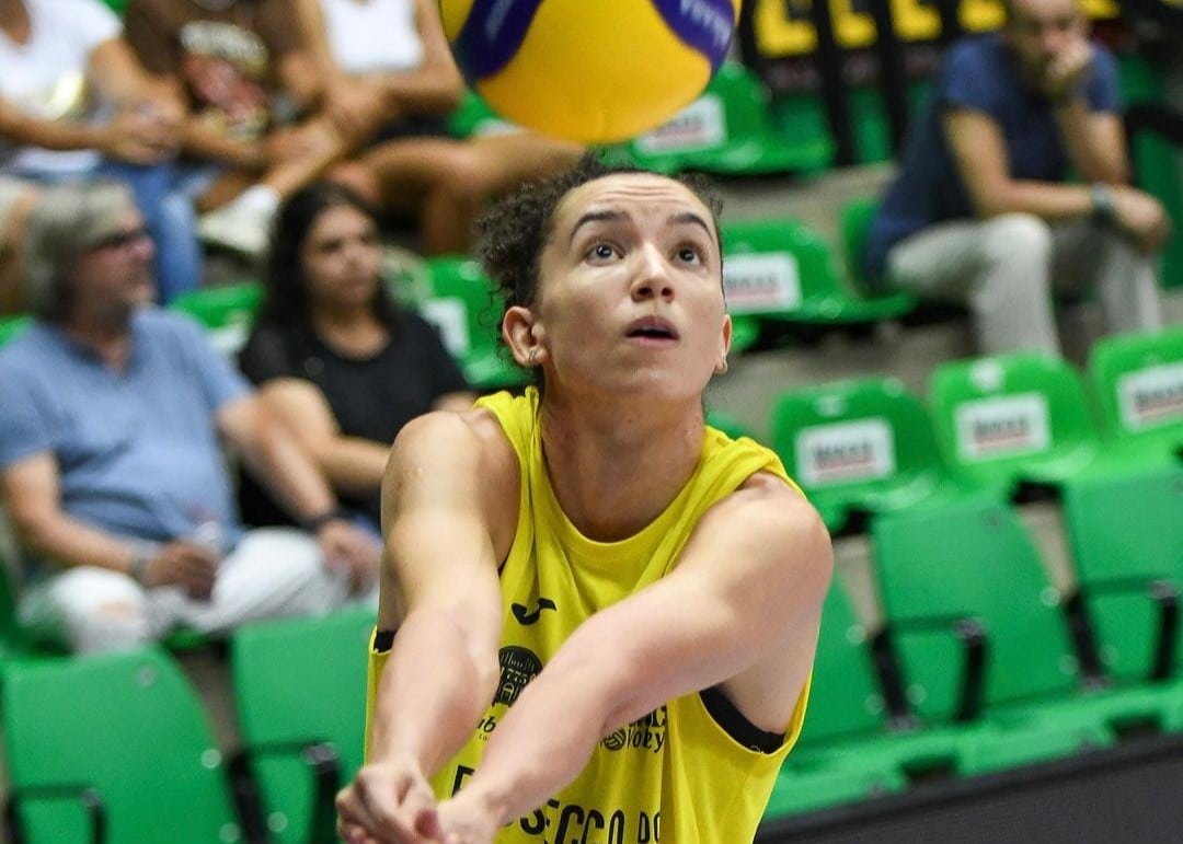 (Vídeo) Tratores e parreiras! Gabi Guimarães faz treino bizarro na Itália