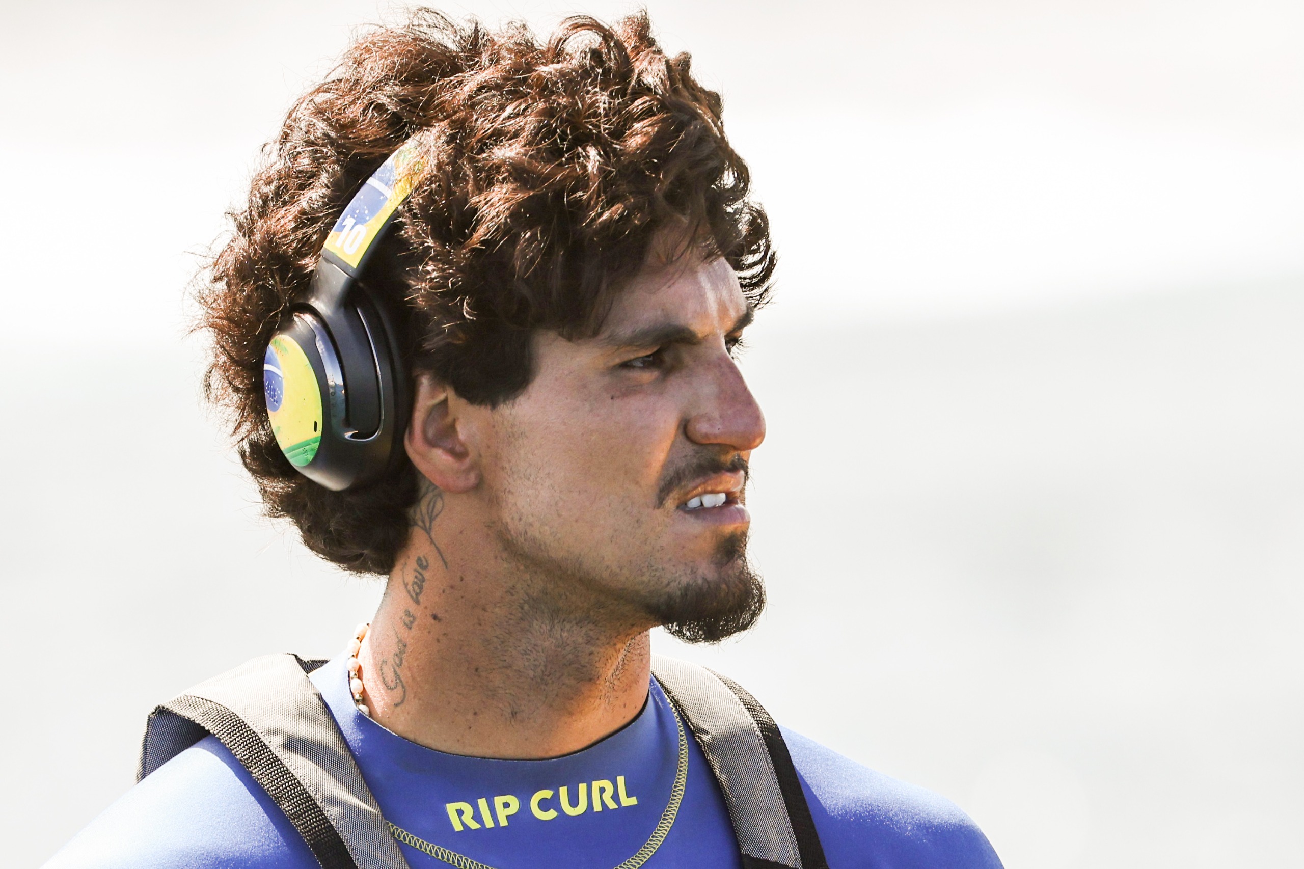 “É assustador”, Gabriel Medina reage ao racismo contra Vinicius Jr. em Madri