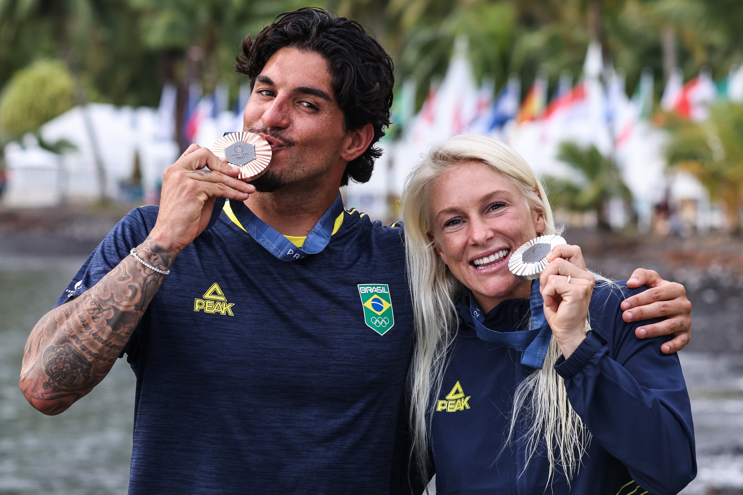 Lista seleta! Gabriel Medina e Tatiana Weston-Webb aparecem como destaque na WSL