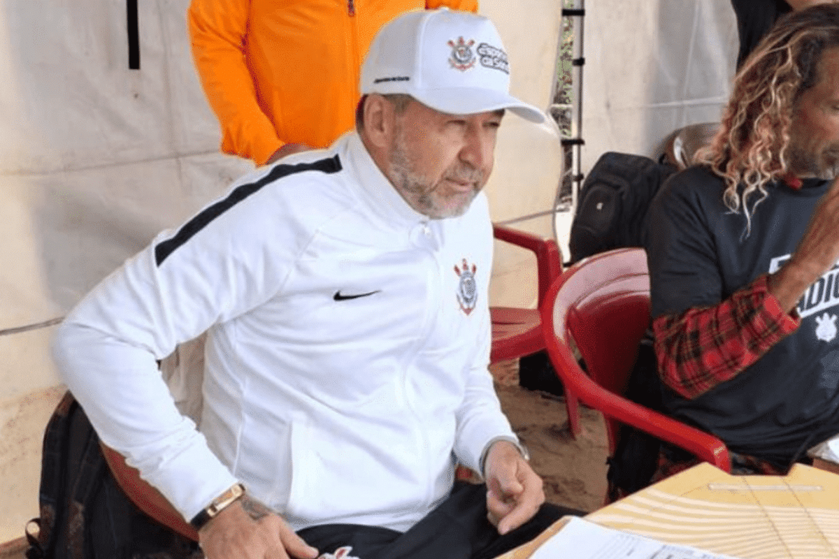 Augusto Melo aparece em campeonato de surf com patrocinador polêmico