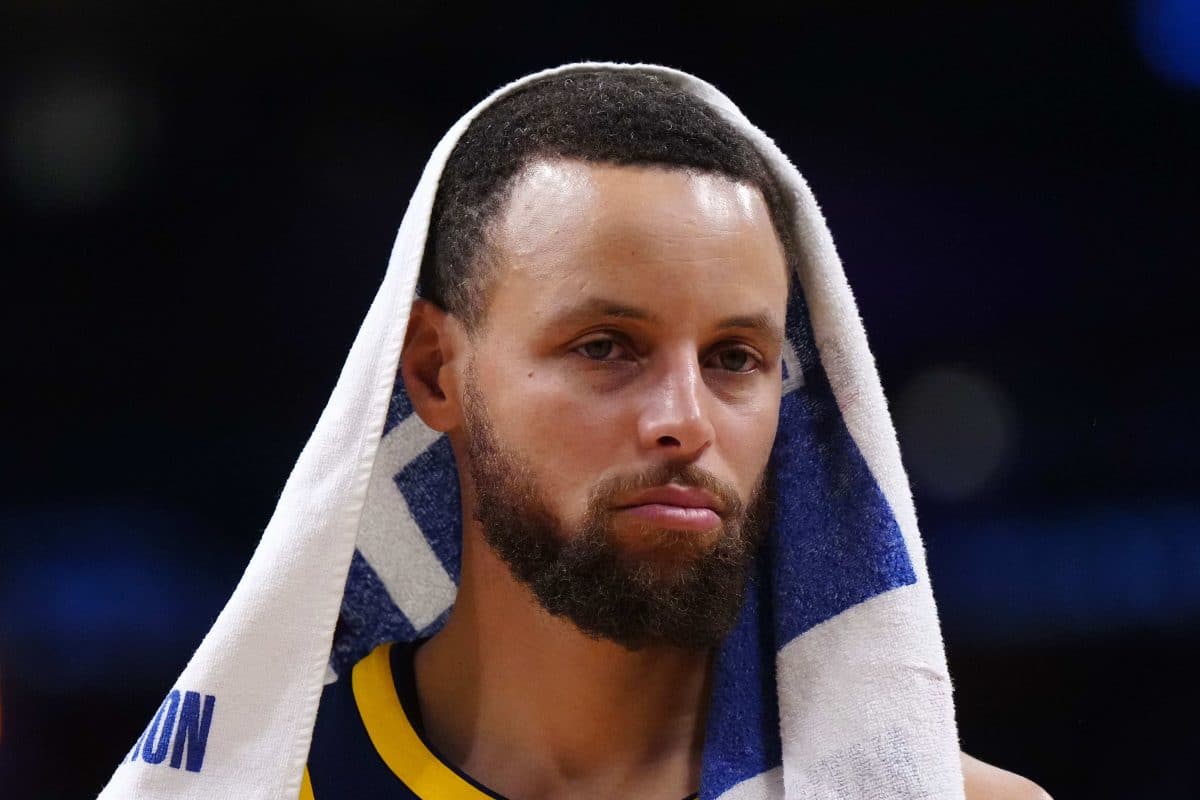 O problema que os Warriors precisam resolver e que Stephen Curry só atrapalha