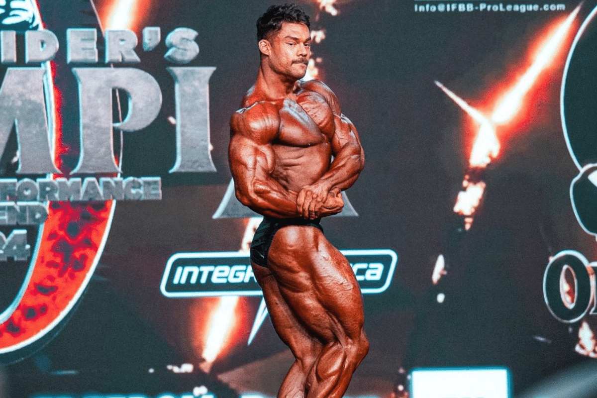A evolução absurda de Matheus Menegate em 1 ano que garantiu top 9 do Mr. Olympia