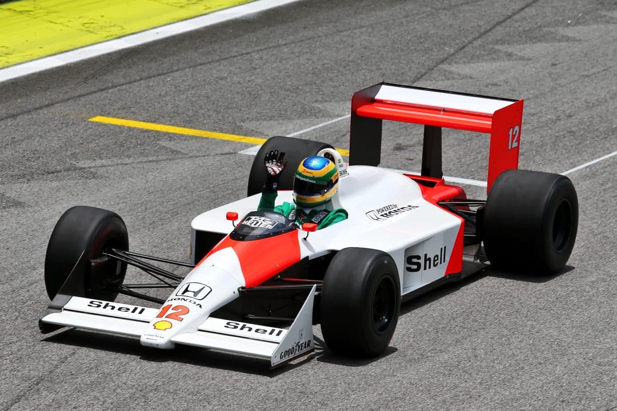 URGENTE! É revelado o piloto que vai guiar a McLaren de Ayrton Senna em Interlagos