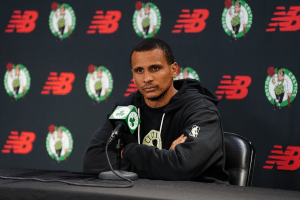 Técnico do Boston Celtics sonha com retorno de brigas na NBA: “É divertido”