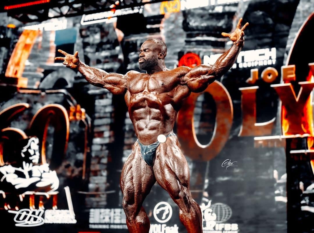 Quanto pesa Samson Dauda, campeão do Mr. Olympia 2024?