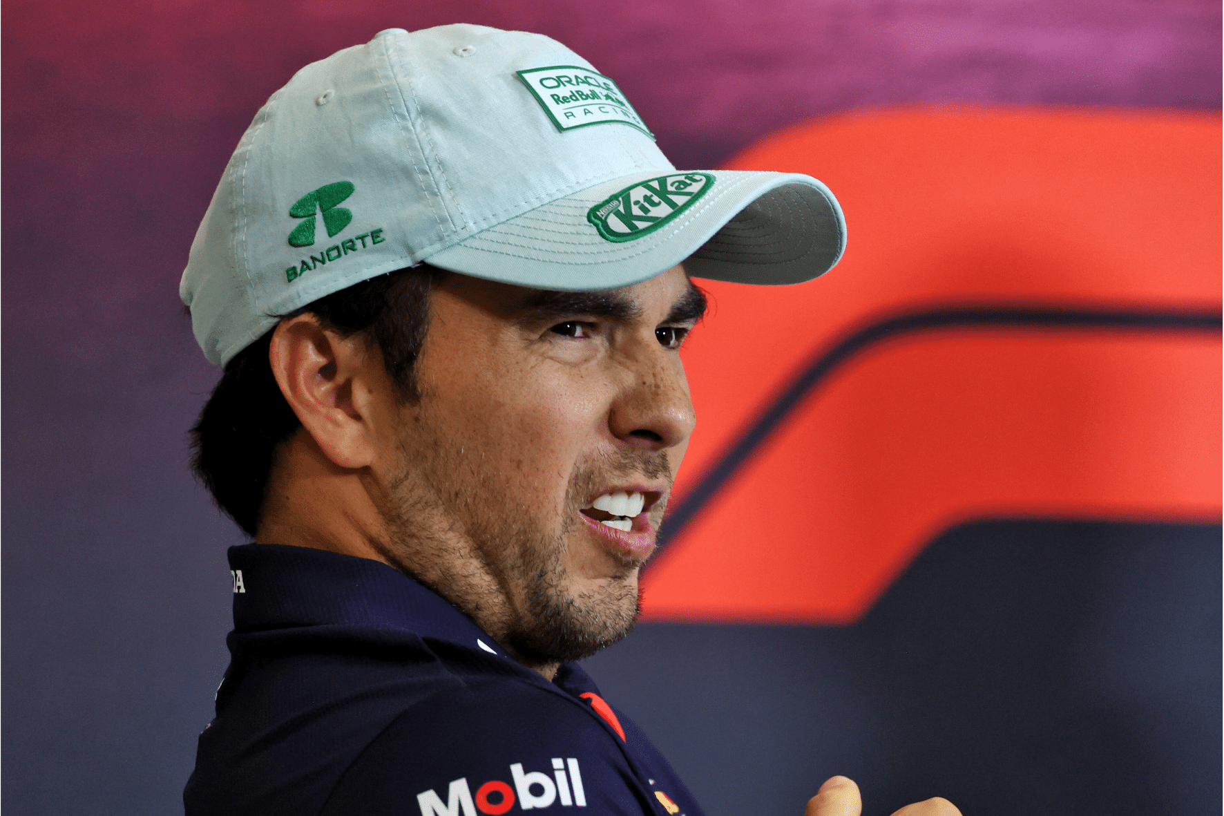 Sergio Pérez vira piada na esfera de Los Angeles após noite desastrosa